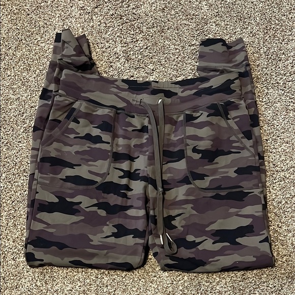 ZYIA Pants - ZYIA Active Green Camo Unwind joggers